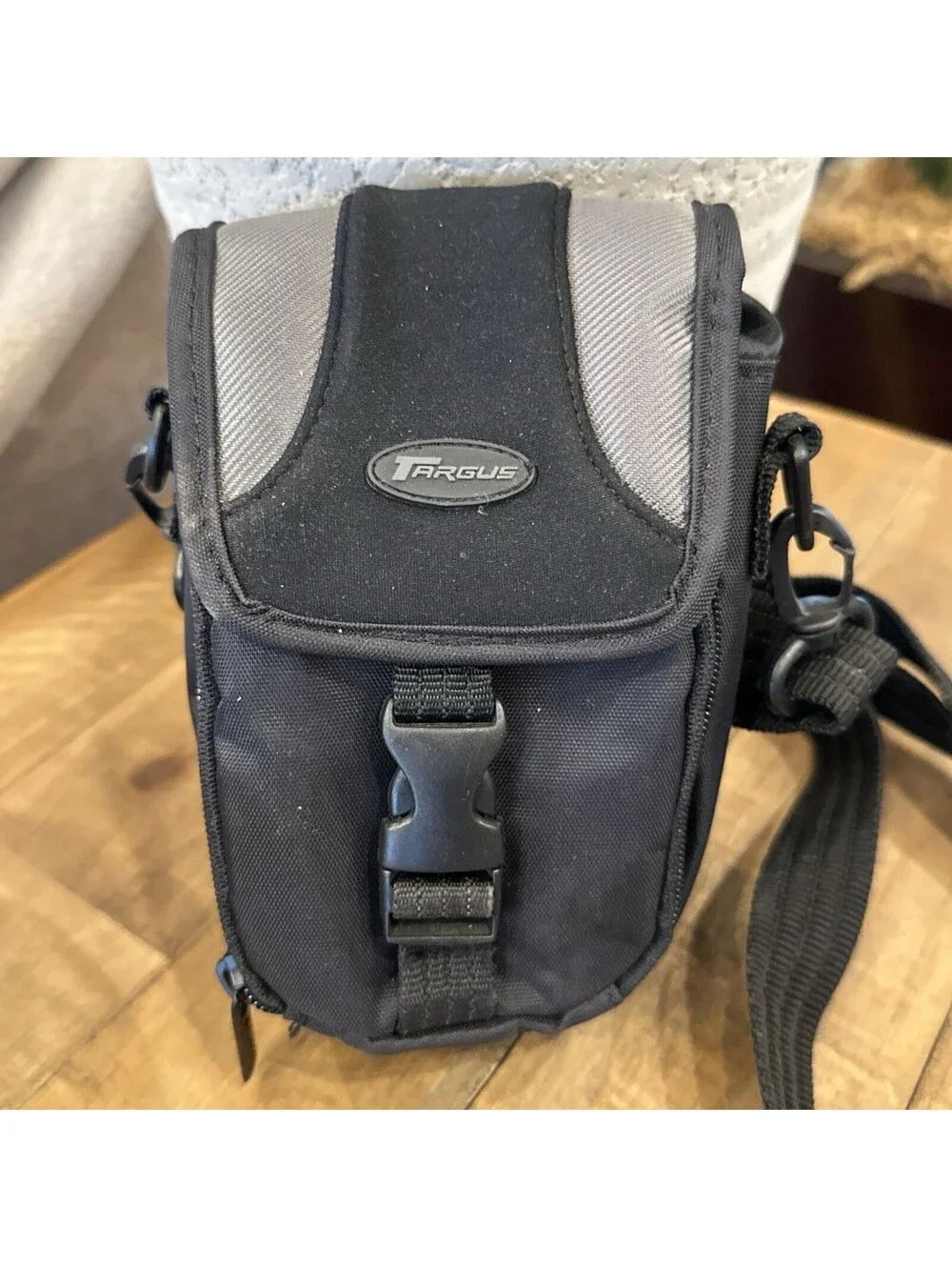 Targus Compact Black Camera Bag, Padded With Strap Loops & Belt Loop 4x6 Zipper